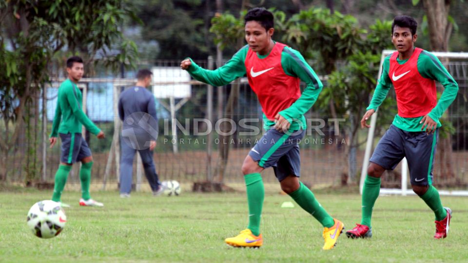 Gelandang Evan Dimas (tengah) bersama Zulfiandi mencoba memanfaatkan peluang di depan gawang saat latihan Timnas U-23 beberapa waktu lalu. Copyright: © Herry Ibrahim/INDOSPORT